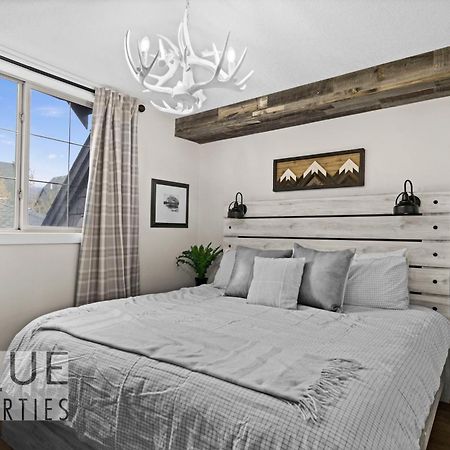 Mystic Mountain Chalet, Heated Outdoor Pool & Hot Tub, Free Parking, Fast Wifi! Canmore Ngoại thất bức ảnh
